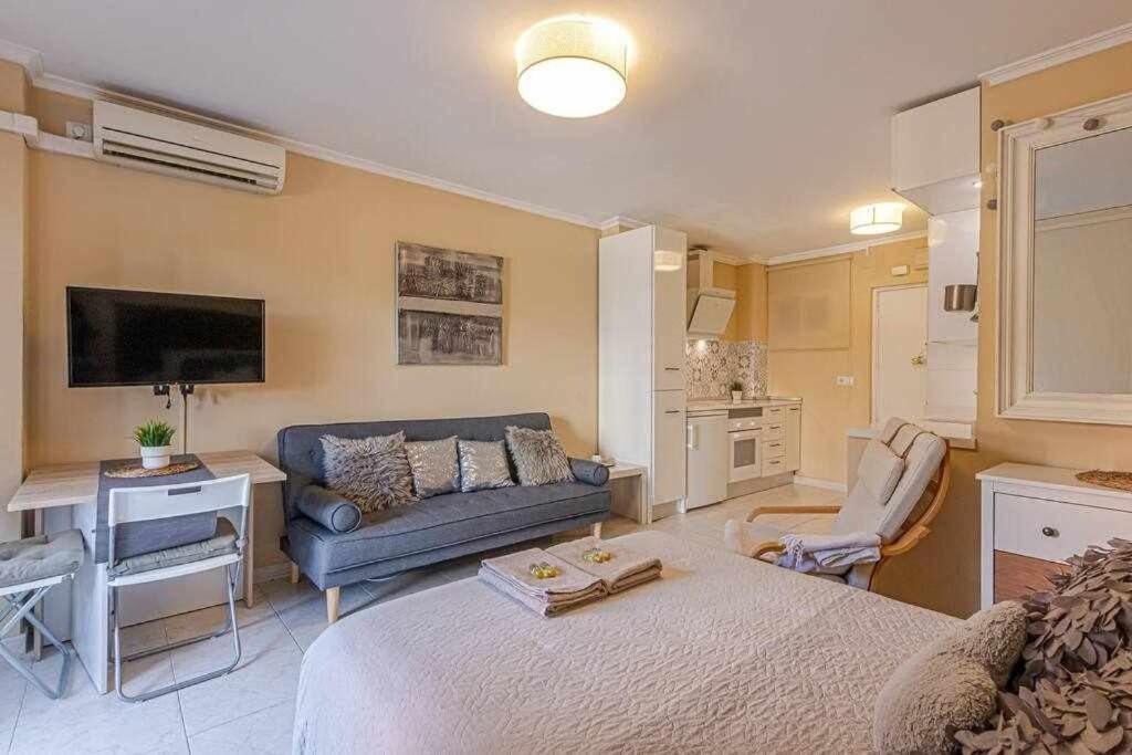 797 Holiday Rentals - Equipado Estudio Cerca Del Parque La Paloma Benalmadena Bagian luar foto